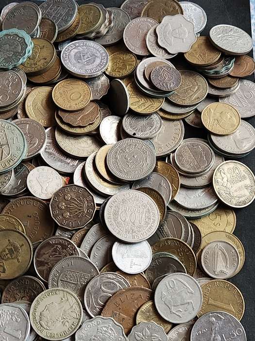 Mixed lot of World Coins 2 kg - as per photograph