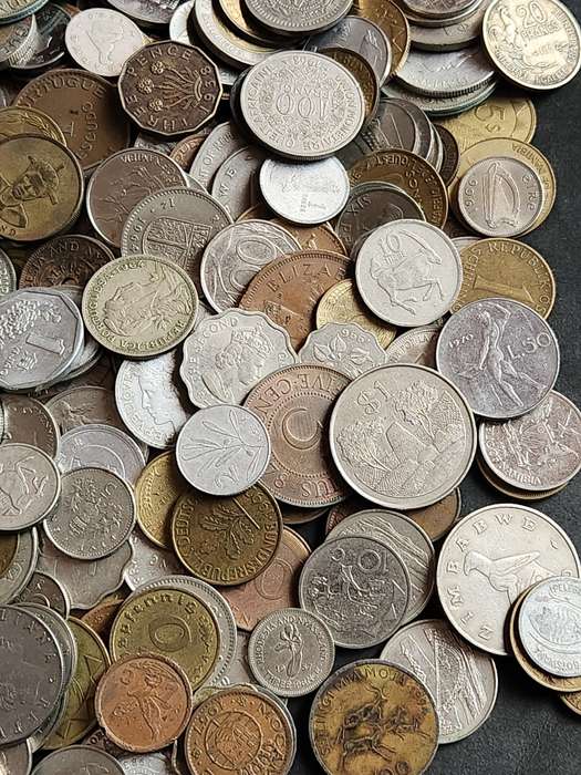 Mixed lot of World Coins 2 kg - as per photograph