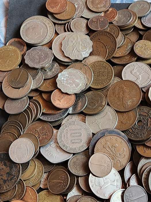 Mixed lot of World Coins 2 kg - as per photograph