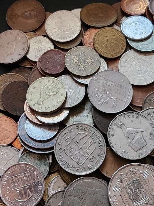 Mixed lot of World Coins 2 kg - as per photograph