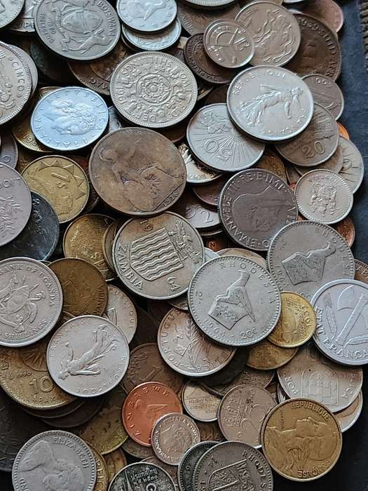 Mixed lot of World Coins 2 kg - as per photograph