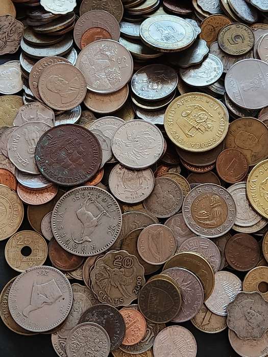 Mixed lot of World Coins 2 kg - as per photograph