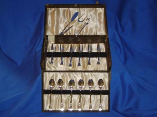 BOXED SET OF SILVER PLATED SPOONS, CAKE FORKS, BUN FORK, SUGAR TONGS AND BUTTER KNIFE