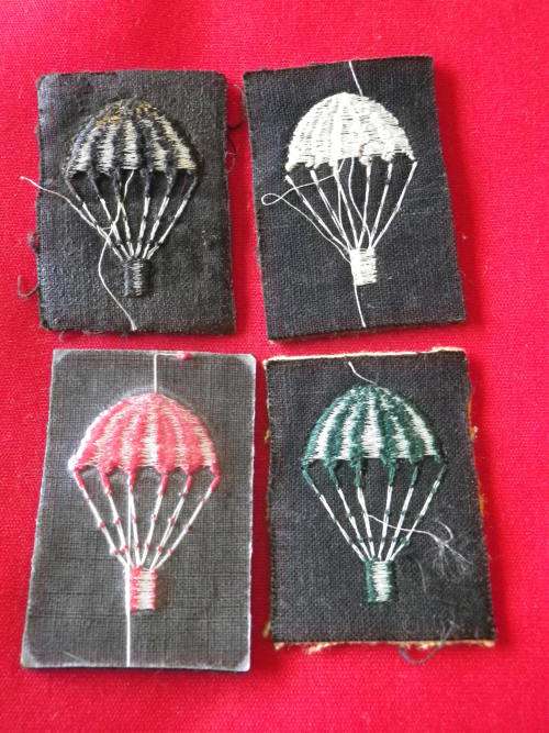 GREAT BRITAIN ? 4  X ARMY PARACHUTE QUALIFICATION BADGES - UNABLE TO IDENTIFY OR AUTHENTICATE
