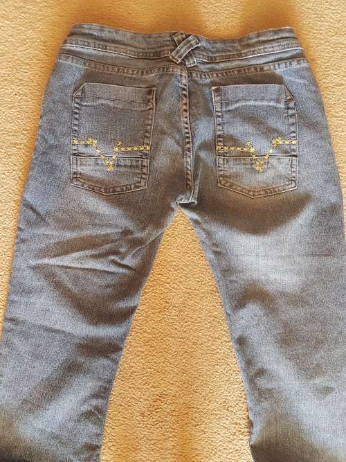Ladies Cropped Trendy Jeans / Size: 36 / In Excellent Condition / Bargain Starting Bid!