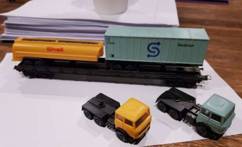Lima flat bed with trucks