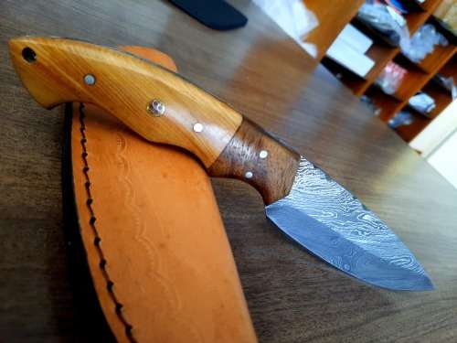 Handmade Damascus steel HUNTING  knife with WOODEN handle scales.  NEW STOCK !!