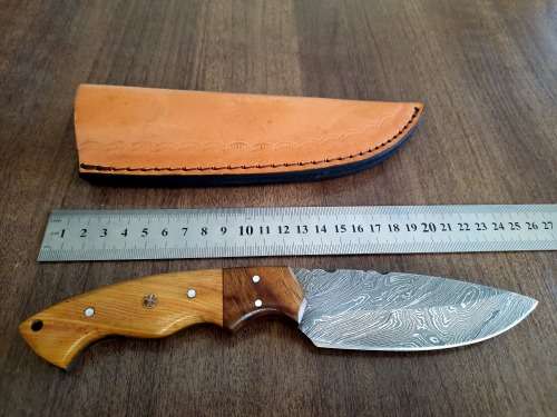 Handmade Damascus steel HUNTING  knife with WOODEN handle scales.  NEW STOCK !!