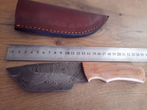 Handmade Damascus steel HUNTING  knife with Wooden handle scales.