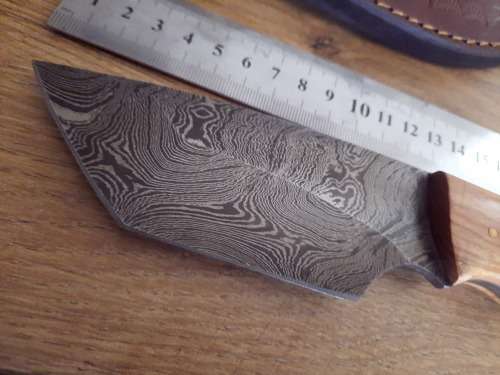 Handmade Damascus steel HUNTING  knife with Wooden handle scales.