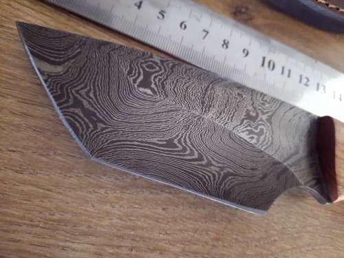 Handmade Damascus steel HUNTING  knife with Wooden handle scales.