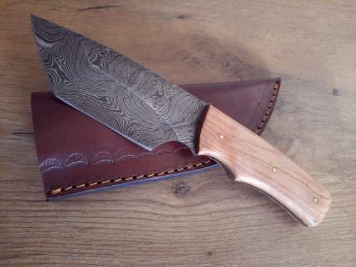Handmade Damascus steel HUNTING  knife with Wooden handle scales.