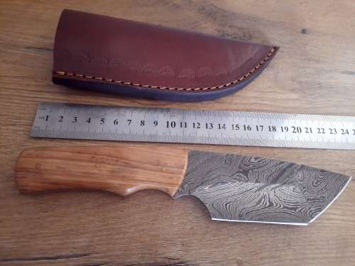 Handmade Damascus steel HUNTING  knife with Wooden handle scales.