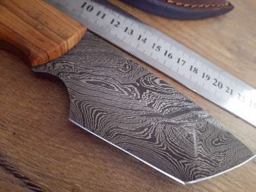 Handmade Damascus steel HUNTING  knife with Wooden handle scales.