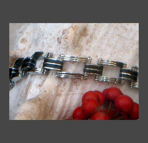 STAINLESS STEEL  SILVER AND BLACK  ION RUBBER  LINKED BRACLET