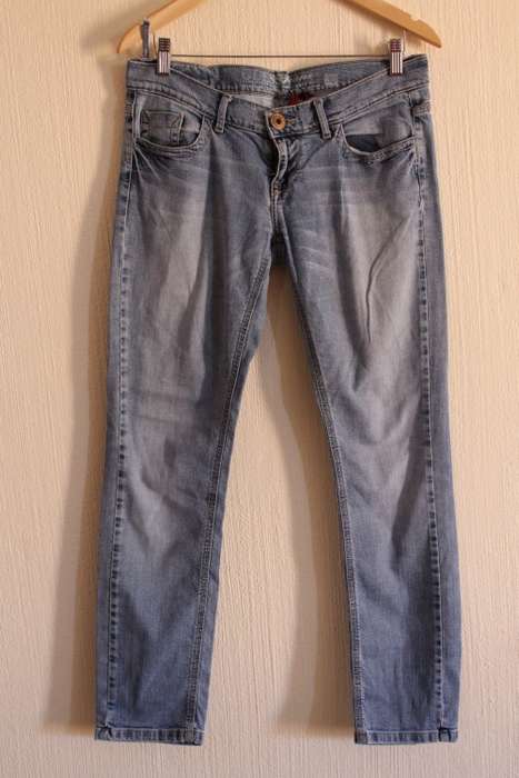 Guess "Skinny Leg" Jeans - Need TLC (Size 32)