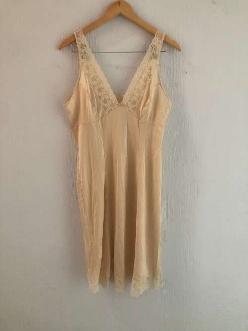 Vintage Lingerie / Slip (Medium / Large)