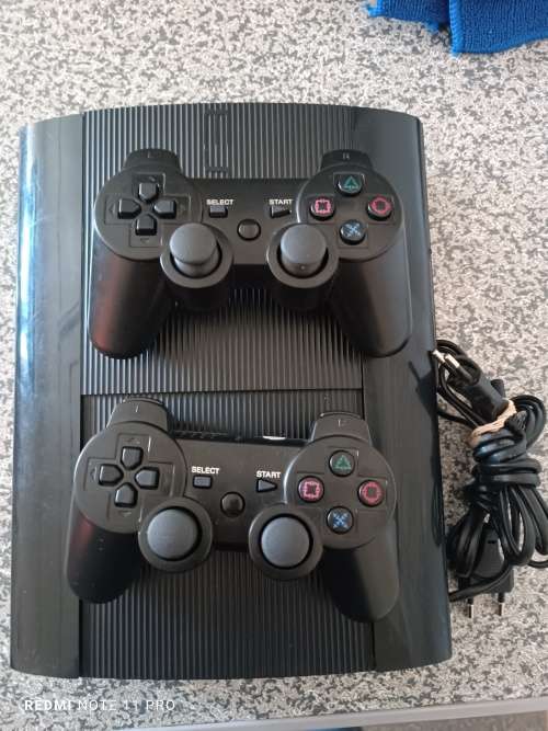 Sony Ps3 Superslim 500GB Console 2 x controllers