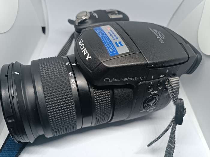 Sony CyberShot DSC R1 - 10.3MP - 5x Zoom - Digital Bridge Camera