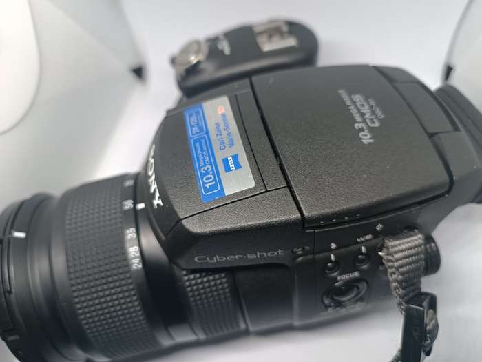 Sony CyberShot DSC R1 - 10.3MP - 5x Zoom - Digital Bridge Camera