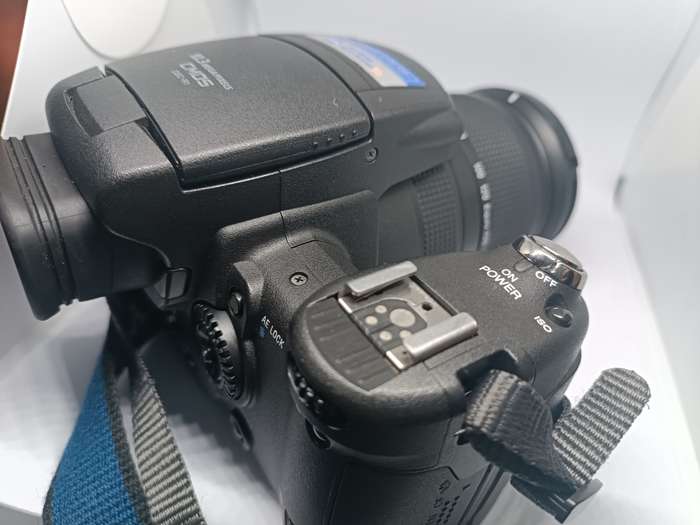 Sony CyberShot DSC R1 - 10.3MP - 5x Zoom - Digital Bridge Camera