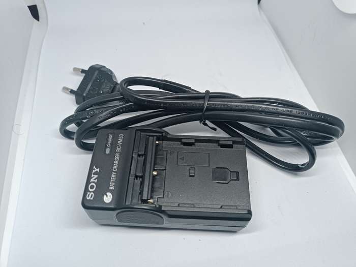 Sony CyberShot DSC R1 - 10.3MP - 5x Zoom - Digital Bridge Camera