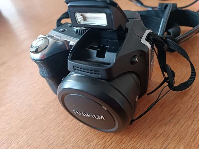 Fujifilm FinePix S8000fd - 8MP - 18x Zoom - Digital Camera
