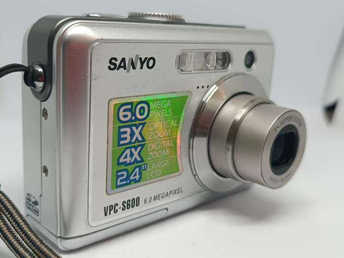 Sanyo VPC - S600 - 6MP - 4x Zoom - Digital Camera