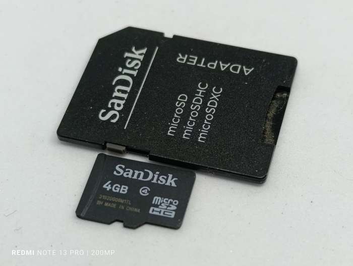 SanDisk 4GB Micro SDHC + Adapter