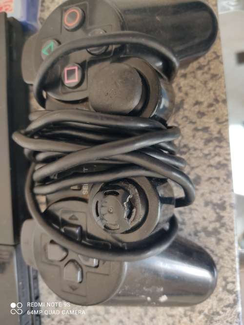 PS2 CONSOLE + 2 CONTROLLERS + 5 GAMES