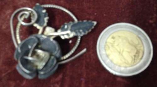 BROOCH - CIRCLE HOLDING ROSE + LEAVES- BLACK NILEO?-SILVER TONE METAL