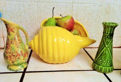 3 items YELLOW SHELL 1 x VASE + 1 green +1 mottled Jug vase
