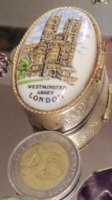 PILL BOX Westminster Abbey LONDON Porcelain Top Gilt MetalGREAT COUNTRY HOME DECOR LooK