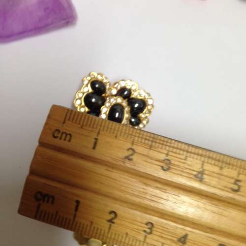 Earrings stamped Joan Rivers  made up of 52 Crystals +11 Onyx faux Cabochon stones