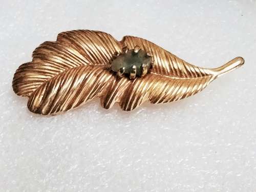 BROOCH LEAF   has faux  green stone