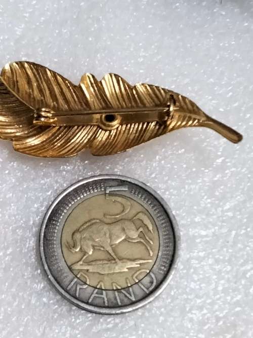 BROOCH LEAF   has faux  green stone