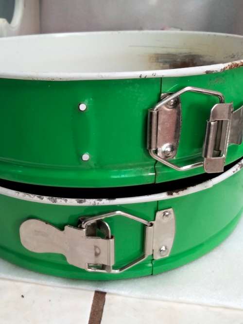 2 metal round cake tins  Lovely colour 1 need`s TLC needed