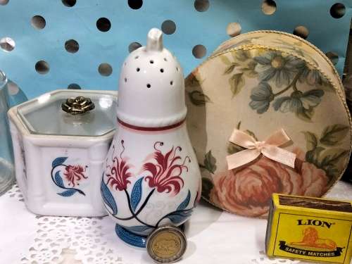 Elizabeth Arden COLLECTIBLES Powder Shaker*Hexagonal Box ceramic The Pavilion Brighton+cardboard box
