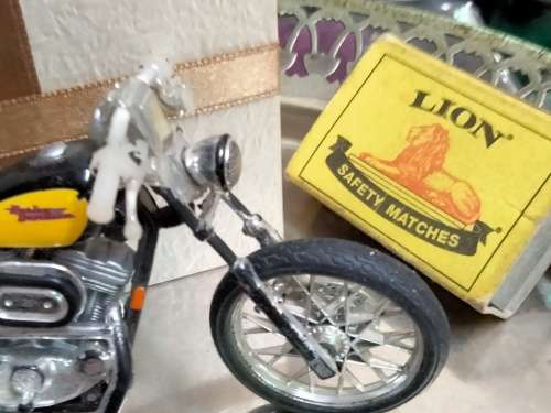 3 items 2 model plastic 1 motor bike HARLEY DAVIDSON +1 bicycle+1 Kawasaki Ninja Plinth Plastic