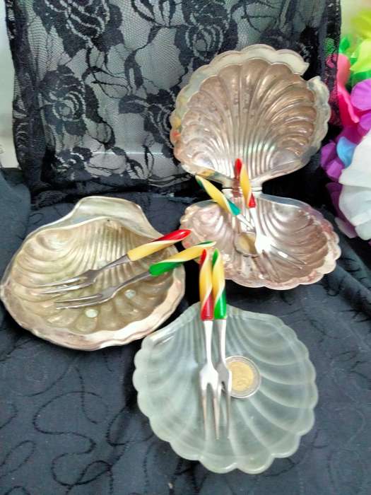 EPNS Clam shell Butter Dish+frostedGlass inner+1 Clam Shell dish+6Cocktail forks LOOK At My BUY NOW