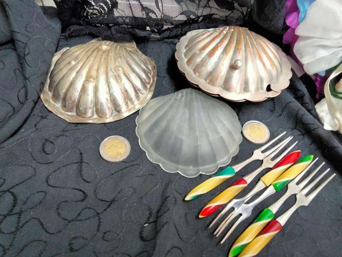 EPNS Clam shell Butter Dish+frostedGlass inner+1 Clam Shell dish+6Cocktail forks LOOK At My BUY NOW