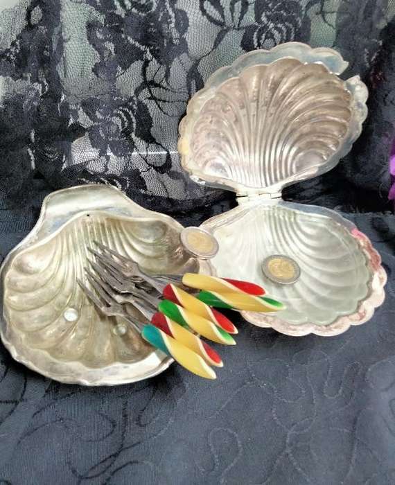 EPNS Clam shell Butter Dish+frostedGlass inner+1 Clam Shell dish+6Cocktail forks LOOK At My BUY NOW