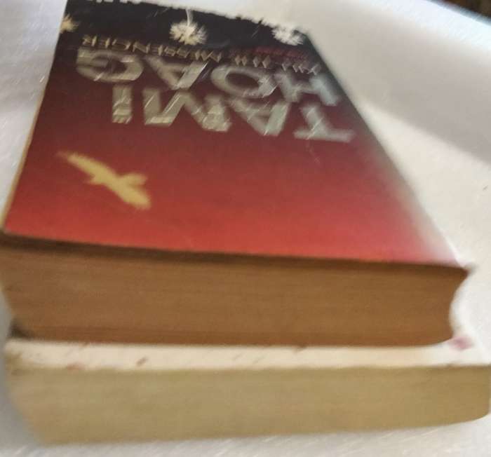 2 Books Author TAMI HOAG Kill the messenger+ The bitter season Soft cover Pre-owned
