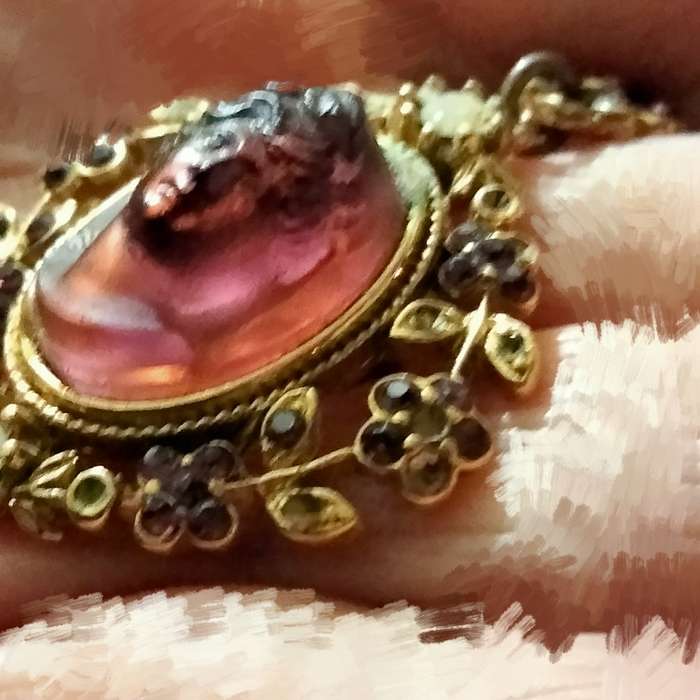 Necklace glass Amethyst 3D head+ shoulder edges Rhinestone Look at my Buy Now listings No Waiting