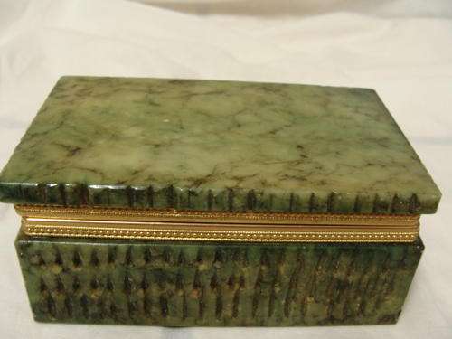 GENUINE ALBASTER HAND CARVED ITALY LITTLE GREEN CHEST WITH GOLD TRIM