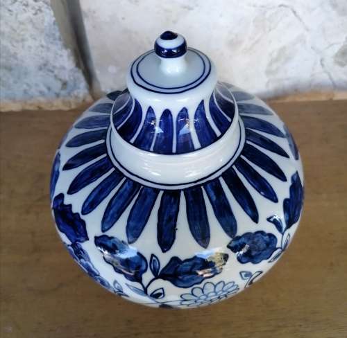 Unmark porcelain pot with lid