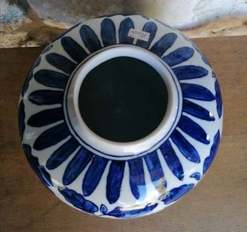 Unmark porcelain pot with lid