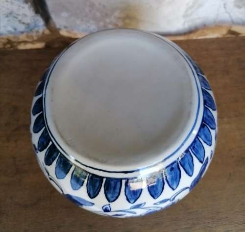 Unmark porcelain pot with lid