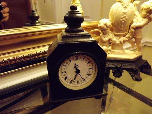 LOVELY SMALL  ANTIQUE LOOKING TABLE OR MANTEL CLOCK