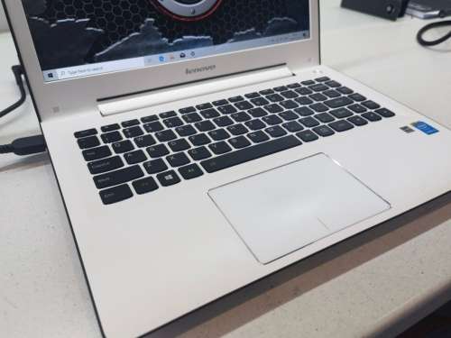 BEAST!*STUNNING!*VERY HIGH SPEC*LENOVO U31-70*i5-5200U*8GB RAM*256GB SSD*NVIDIA GEFORCE*FULL HD*